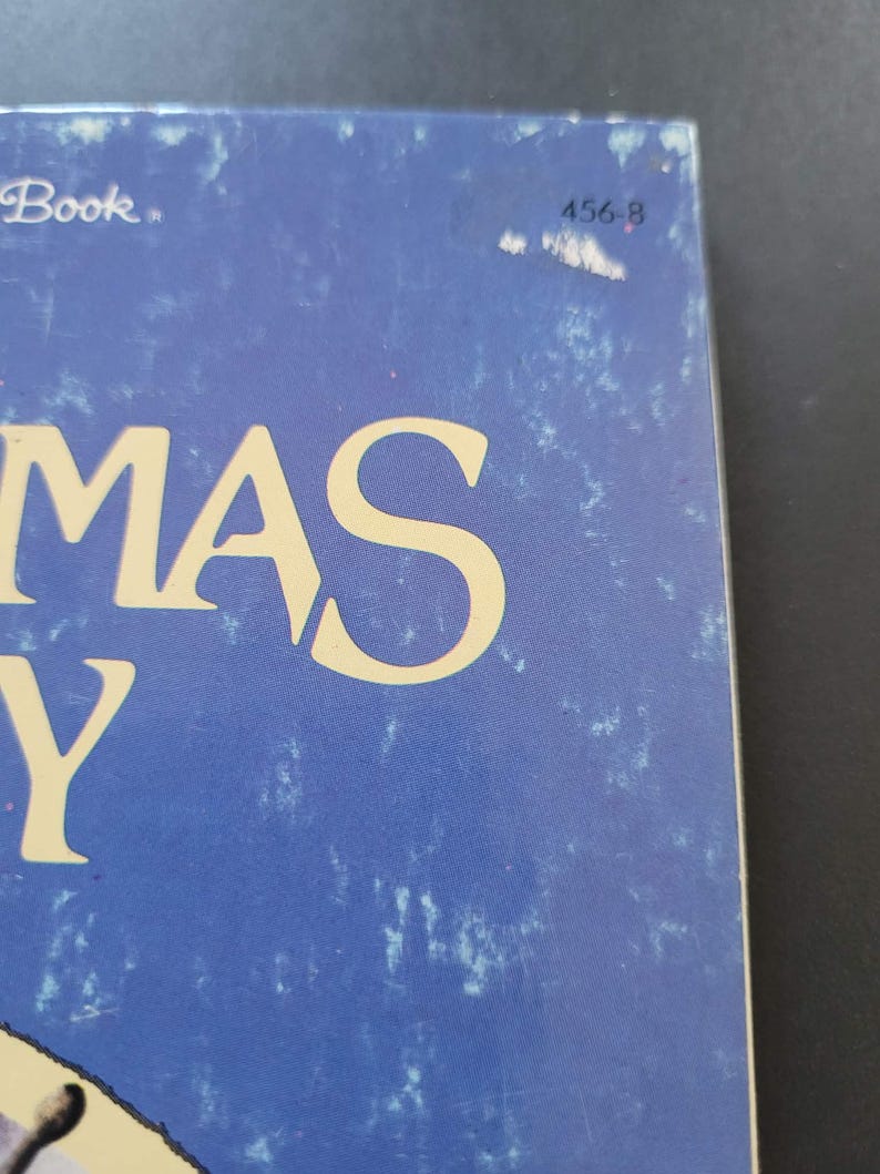 K&ouml;nnte beinhalten: Nahaufnahme eines Buchcovers mit dem Wort "MAS" in gro&szlig;en, gelben Buchstaben. Das Cover ist ein verwaschenes Blau mit wei&szlig;en Sprenkeln. In der oberen rechten Ecke stehen die Zahlen "456-8".