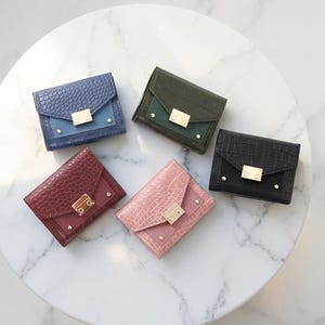 Cartera de mujer de tres pliegues con relieve de cocodrilo