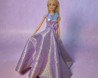Vestido de fiesta morado brillante hecho a mano con adorno de mariposa. Muñeca de moda de 29-30 cm.
