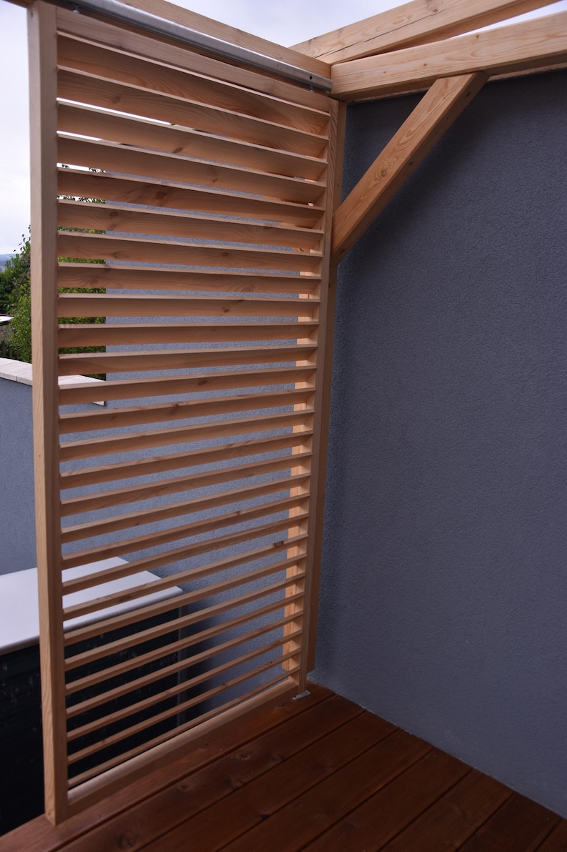 holzlamellen-sichtschutz-seitenbeschattung-f-r-terrasse-pergola