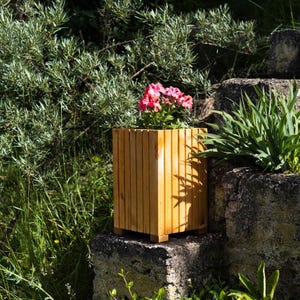 Höhere quadratische Holztruhe mit Kunststoffeinsatz – 25x25x40 cm