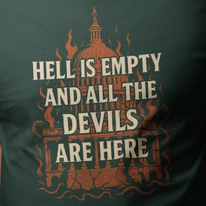 Pode incluir: T-shirt verde escuro com o texto "HELL IS EMPTY AND ALL THE DEVILS ARE HERE" em laranja e branco. O design inclui uma ilustração estilizada de um edifício com chamas.