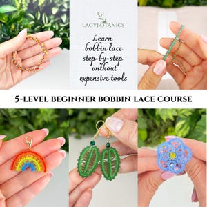 Könnte beinhalten: Ein 5-stufiger Klöppelkurs für Anfänger von LACYBOTANICS mit Anleitungstext, einem mehrfarbigen Fadenarmband, einem Regenbogenanhänger, grünen blattförmigen Ohrringen mit Goldhaken und einer blauen Spitzenblume mit gelber Mitte.