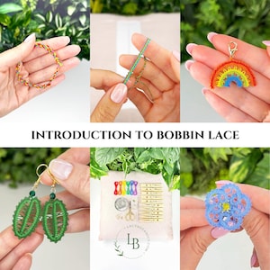 Op de afbeelding: Een collage getiteld INTRODUCTION TO BOBBIN LACE met een veelkleurige draadarmband, een regenboogkleurige kanten bedel met een gouden sluiting, groene bladvormige kanten oorbellen, een set met houten klosjes en een blauwe kanten bloemenbroche.