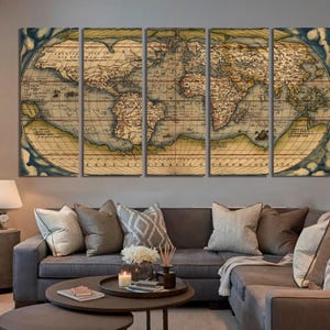 K&ouml;nnte beinhalten: Ein Vintage-Weltkarten-Canvas-Druck in einem braunen, blauen und gelben Farbschema. Die Karte ist in vier Paneele unterteilt, die jeweils einen anderen Teil der Welt zeigen. Die Karte ist von einem dekorativen Rand umgeben.