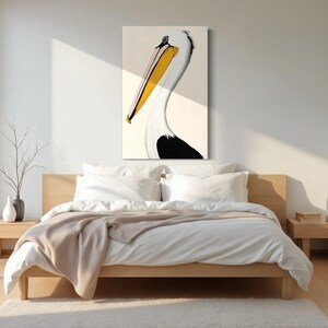 Pu&ograve; includere: Stampa su tela verticale con un'illustrazione dettagliata di un pellicano. L'uccello &egrave; raffigurato di profilo, con un lungo becco giallo e un corpo bianco e nero. L'opera d'arte ha uno stile minimalista, adatta all'arredamento.