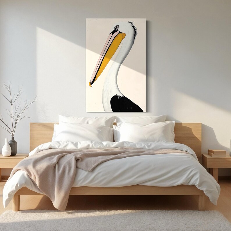 Pu&ograve; includere: Stampa su tela verticale con un'illustrazione dettagliata di un pellicano. L'uccello &egrave; raffigurato di profilo, con un lungo becco giallo e un corpo bianco e nero. L'opera d'arte ha uno stile minimalista, adatta all'arredamento.