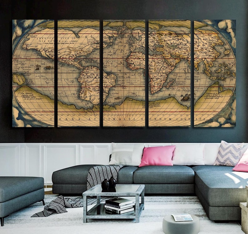 K&ouml;nnte beinhalten: Ein Vintage-Weltkarten-Canvas-Druck in f&uuml;nf Teilen, mit einer Karte im antiken Stil mit verblassten Farben und filigranen Details. Die Karte ist in einem dunklen Holzrahmen gerahmt und h&auml;ngt an einer schwarzen Wand.
