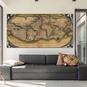 K&ouml;nnte beinhalten: Ein Vintage-Weltkarten-Druck in braunen, gelben und blauen T&ouml;nen mit Text in einem verblassten, antiken Stil. Die Karte ist gerahmt und h&auml;ngt an einer Wand &uuml;ber einem grauen Sofa mit Kissen.