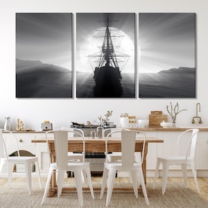 Puede incluir: Una foto en blanco y negro de un barco navegando en el oc&eacute;ano con un sol brillante detr&aacute;s.