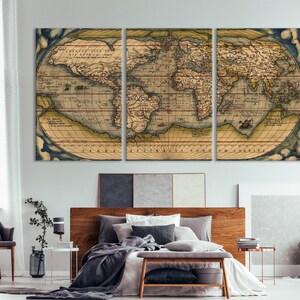 K&ouml;nnte beinhalten: Ein Vintage-Weltkarten-Druck in Braun-, Blau- und Gr&uuml;nt&ouml;nen. Die Karte ist in drei Abschnitte unterteilt und zeigt eine detaillierte Darstellung der Kontinente und Ozeane. Die Karte ist von einem dekorativen Rand umgeben.