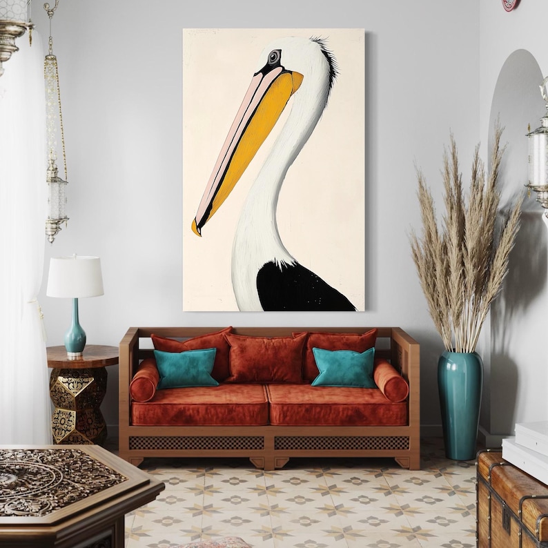 Pu&ograve; includere: Una grande stampa su tela di un pellicano. L'uccello &egrave; raffigurato di profilo, con un lungo becco giallo, un collo bianco e piume nere e bianche. L'opera d'arte &egrave; appesa sopra un divano rosso con cuscini turchesi.