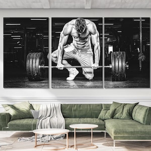 Può includere: Foto in bianco e nero di una persona che solleva un bilanciere in una palestra. La persona indossa pantaloncini corti e ha un fisico muscoloso.