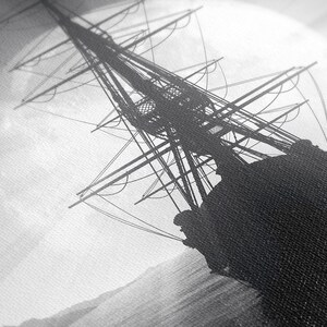 Puede incluir: Una fotograf&iacute;a en blanco y negro de la silueta de un barco contra un cielo nublado. Los m&aacute;stiles y el aparejo del barco son visibles, as&iacute; como el casco del barco.