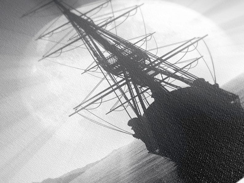 Puede incluir: Una fotograf&iacute;a en blanco y negro de la silueta de un barco contra un cielo nublado. Los m&aacute;stiles y el aparejo del barco son visibles, as&iacute; como el casco del barco.