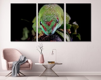 Large Gecko Closeup Canvas Print, Madagascariensis Gecko Wall Art, Oversized Exotic Wildlife Artwork for Modern Nature Decor for Pet Shop