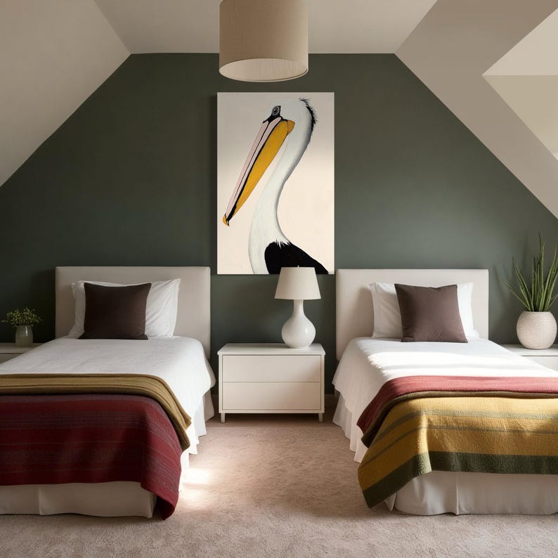 Pu&ograve; includere: Camera da letto con due letti singoli, ciascuno con testiera bianca, biancheria da letto bianca e un cuscino marrone. Una coperta colorata &egrave; drappeggiata sui piedi di ogni letto. Un dipinto di un pellicano &egrave; appeso sopra un comodino bianco tra i letti.