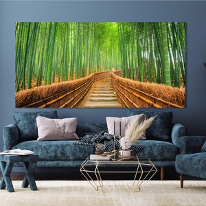 Pu&ograve; includere: Una fotografia di un sentiero attraverso una foresta di bamb&ugrave;. Il sentiero &egrave; fiancheggiato da ringhiere in legno e conduce a una radura in lontananza. I fusti di bamb&ugrave; sono alti e verdi, creando un senso di tranquillit&agrave; e pace.