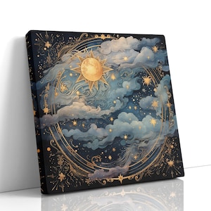 Op de afbeelding: Vierkant canvas kunstwerk met een hemels ontwerp. Het kunstwerk toont een gouden zon omringd door wervelende wolken, sterren en een decoratieve gouden rand. Het kleurenpalet omvat tinten blauw, goud en wit, wat een dromerige, etherische esthetiek creëert.