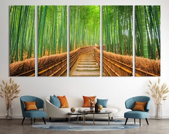 Può includere: Una vista panoramica di una foresta di bambù con un sentiero di pietra che conduce a una scalinata. Il sentiero è fiancheggiato da una recinzione in bambù intrecciato.