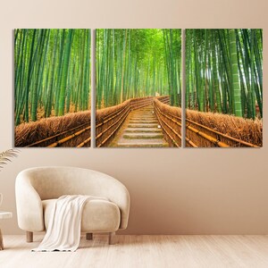Pu&ograve; includere: Una vista panoramica di un sentiero fiancheggiato da alberi di bamb&ugrave;. Il sentiero &egrave; fatto di gradini di pietra ed &egrave; circondato da una recinzione di legno. Gli alberi di bamb&ugrave; sono alti e verdi, creando un'atmosfera lussureggiante e serena.