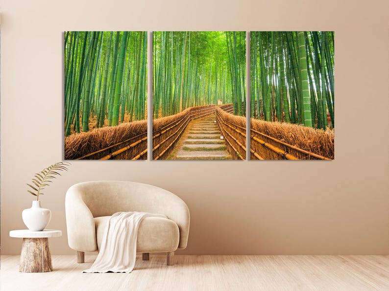 Pu&ograve; includere: Una vista panoramica di un sentiero fiancheggiato da alberi di bamb&ugrave;. Il sentiero &egrave; fatto di gradini di pietra ed &egrave; circondato da una recinzione di legno. Gli alberi di bamb&ugrave; sono alti e verdi, creando un'atmosfera lussureggiante e serena.