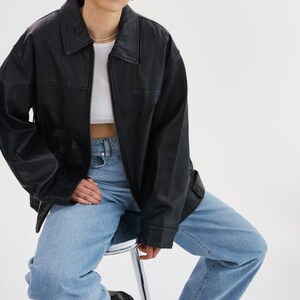 Blouson bomber noir oversize fait main en cuir d'agneau souple fait main style vintage pour femme, Blouson en cuir véritable pour femme de taille personnalisée, cadeau pour elle