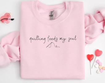 Felpa da quilting, Felpa "Il quilting nutre la mia anima", Regalo per la nonna, Maglione girocollo per nonna appassionata di quilting, Regalo per la nonna che ama cucire