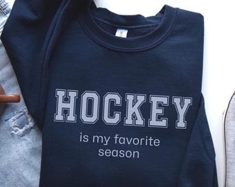 Hockey ist meine Lieblingssaison Sweatshirt, lustige Hockey Mom Pullover, gemütlicher Spieltag Rundhalsausschnitt, Damen Hockey Liebhaber Geschenk, niedliches Hockey Mom Geschenk