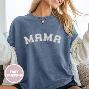 Camiseta Mama Comfort Colors® para mujer, regalo para el primer día de la madre, camiseta genial para mamá, camiseta universitaria con letras para mamá, regalo para mamá primeriza, camiseta adorable para mamá