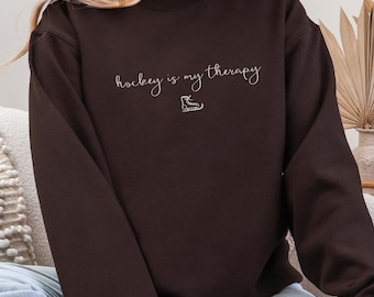 Felpa con scritta "Hockey Is My Therapy", maglione accogliente per mamme di hockey, regalo per gli amanti dell'hockey su ghiaccio, girocollo accogliente per hockey, maglietta Rink Life, regalo per giocatori di hockey
