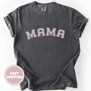 Camiseta Mama Comfort Colors®, regalo para el primer día de la madre, camiseta genial para mamá, camiseta universitaria con letras, regalo para mamá primeriza, regalo para esposa, camiseta para mamá