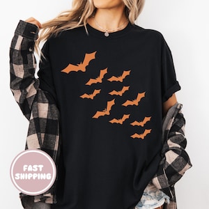 Komfort Farben Halloween Fledermaus Shirt, minimalistisches Herbst Grafik T-Shirt für Frauen, süßes gruseliges Saison T-Shirt, trendiges fliegendes Fledermaus Halloween Shirt