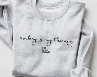 Felpa con scritta "Hockey Is My Therapy", maglione accogliente per mamme di hockey, regalo per gli amanti dell'hockey su ghiaccio, girocollo accogliente per hockey, maglietta Rink Life, regalo per giocatori di hockey