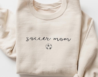 Sudadera para mamá futbolera, suéter minimalista de fútbol, regalo ideal para mamá futbolera, sudadera de cuello redondo para mamá futbolera, camiseta cómoda para el día del partido, conjunto deportivo para mamá.