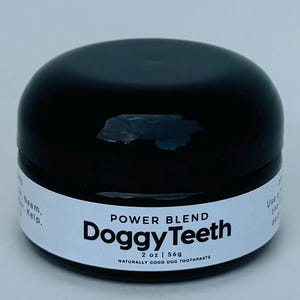 DoggyTeeth Power Blend Hundezahnpasta naturrein & natürlich mit Rindertalg von selbst gezüchtetem Rindertalg, Bio-Seetang, Bio-Olivenblatt und Neem. Keine Chemikalien.