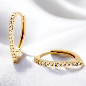 Brincos de argola minimalistas em ouro maciço 14K em formato de pêra - Argolas delicadas de diamante Huggie - Presente perfeito para irmã - Argolas com gota de diamante Huggies