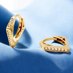 Orecchini a cerchio con triangolo pavé in oro massiccio 14K - Orecchini a cerchio con triangolo di diamanti geometrici - Orecchini a cerchio minimalisti per i migliori regali