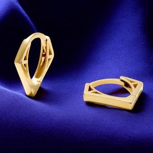 Dreieck Hoop Ohrringe - Zierliches Schmuck Geschenk für Sie - Geometrische Huggie Creolen in 10K solid Gold - Minimalistische Huggie Creolen für Frauen
