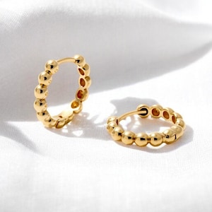 Goldene Kugel Perlen Hoops Ohrringe - Bubble Hoops für Jubiläum Geschenk - Eternity Hoop Huggies - Zierliche 10k Hoops, Geschenk für Sie
