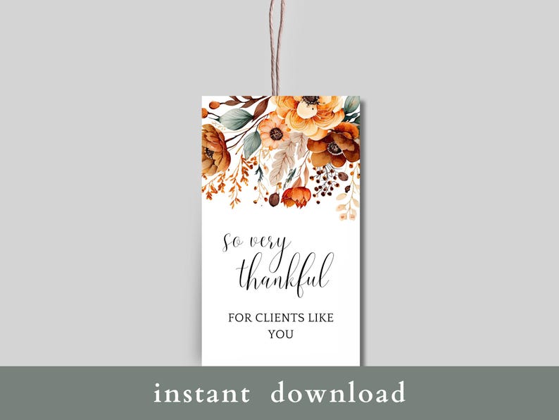 Op de afbeelding: Een printbare cadeautag met een aquarel bloemenontwerp in tinten oranje, bruin en groen. De tekst luidt "So very thankful for clients like you."