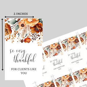 Op de afbeelding: Printbare cadeaulabels met een aquarel bloemenontwerp in tinten oranje, bruin en groen. De labels bevatten de tekst "So very thankful for clients like you" in een handschrift.