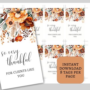 Op de afbeelding: Afdrukbare cadeaulabels met een bloemenontwerp in tinten oranje, bruin en groen. De tekst op de labels luidt "So very thankful for clients like you". De labels zijn ontworpen voor direct downloaden en bevatten 8 labels per pagina.