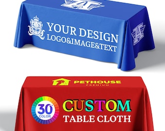 Op de afbeelding: Een blauw rechthoekig tafelkleed met een wit embleem en de tekst YOUR DESIGN LOGO&IMAGE&TEXT, en een rood rechthoekig tafelkleed met een geel huisicoon, de tekst PETHOUSE PREMIUM, een 30-kleurenwiel en de tekst CUSTOM TABLE CLOTH.