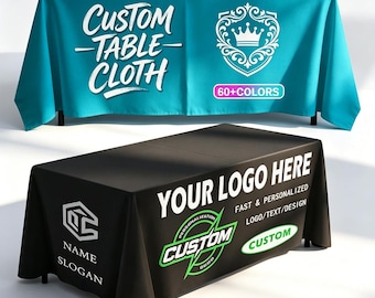 Op de afbeelding: Een turquoise rechthoekig tafelkleed met de witte tekst CUSTOM TABLE CLOTH en een kroonembleem, naast een zwart rechthoekig tafelkleed met de witte tekst YOUR LOGO HERE, FAST & PERSONALIZED, LOGO/TEXT/DESIGN, CUSTOM en NAME SLOGAN.