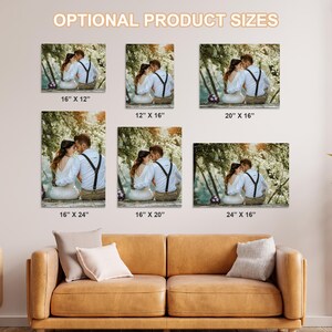 Op de afbeelding: Een collage van zes verschillende formaten canvas prints met een stel in een bosrijke omgeving. Het stel zit op een houten bankje, de vrouw draagt een witte jurk en de man een wit overhemd met bretels. De prints zijn verkrijgbaar in de volgende formaten: 16" x 12", 12" x 16", 20" x 16", 16" x 24", 16" x 20" en 24" x 16".