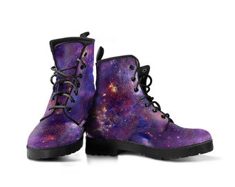 Lila Galaxy Schnürstiefel aus veganem Leder | Ganzjahresstiefel | Handgefertigter Kampfstiefel Schnürstiefel | Grafische Schuhe, Künstlerisch