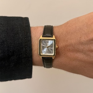 Y2K guldfärgad svart läderkvartsklocka med romerska siffror unisex 8,5" ny