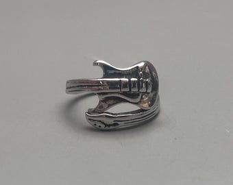 Y2k 2000s vintage style wrapped guitar ring