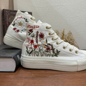 Zapatillas Converse de boda bordadas a medida: zapatillas de novia con flores silvestres